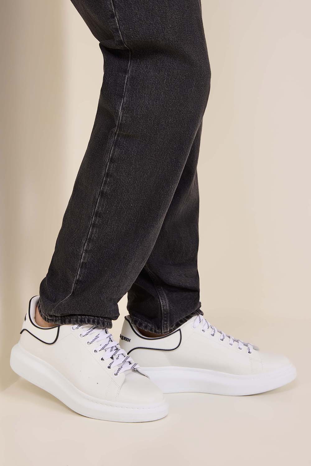 תמונת כל הלוק של נעלי סניקרס אוברסייז